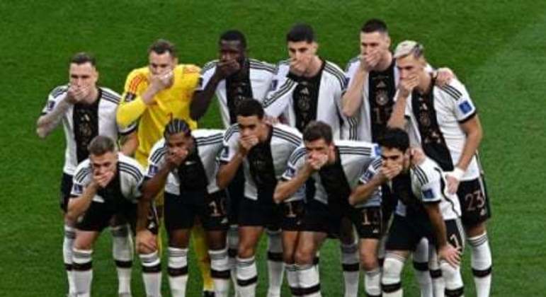 Protesto da Alemanha antes do jogo contra o Japão