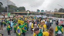Manifestantes contrários ao governo federal interditam a avenida 23 de Maio, em São Paulo