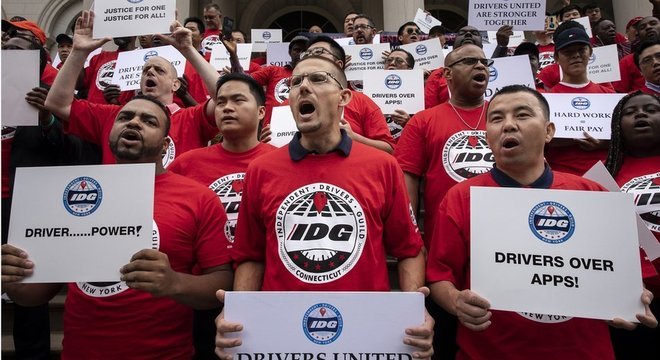 Protesto de motoristas contra apps em NY em 2019; neste ano, lei que obriga Uber a contratar trabalhadores foi aprovada na Califórnia