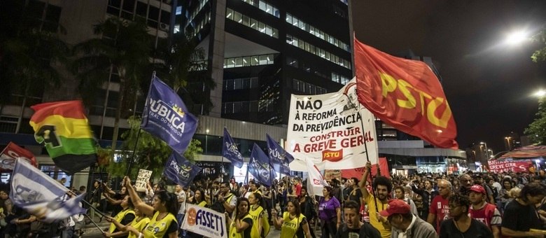 Manifestantes deixam Largo da Batata rumo à Paulista contra corte de verbas