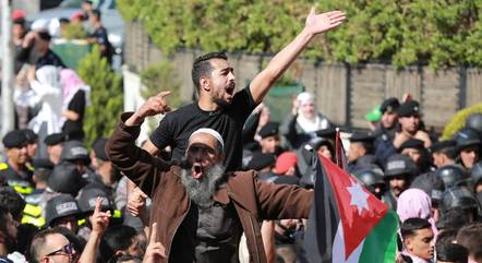 Pessoas protestam em Amã, capital da Jordânia