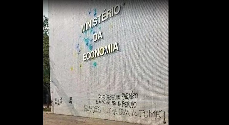Denúncias de dinheiro em paraíso fiscal inflam protestos contra Paulo Guedes 
