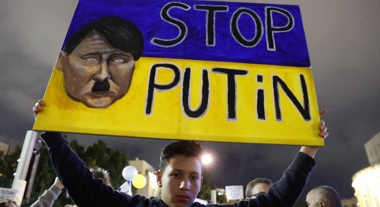 Vladimir Putin é retratado com bigode do líder nazista Adolf Hitler em cartaz 