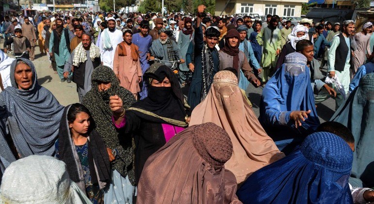 Homens e mulheres unidos em protesto contra o Talibã no Afeganistão