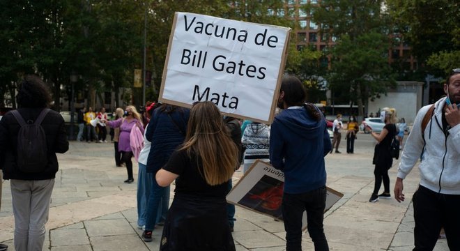 'Vacina de Bill Gates mata', diz cartaz em protesto em Madri; encontrar um culpado é um mecanismo que fornece alívio para muitos