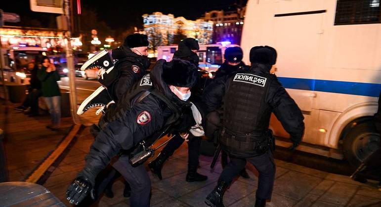 Polícia russa reprime manifestações em Moscou contra a invasão da Ucrânia
