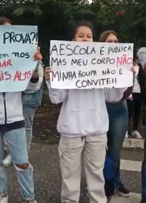 Pais de estudantes protestam em escola de São Paulo