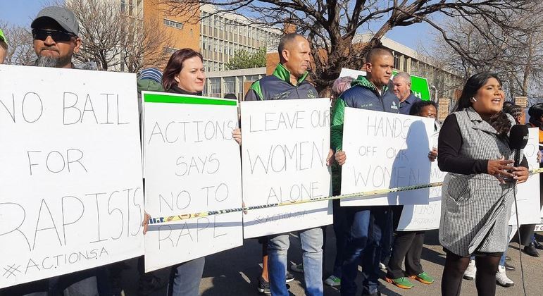 Manifestantes protestaram contra o estupro, que indignou o país