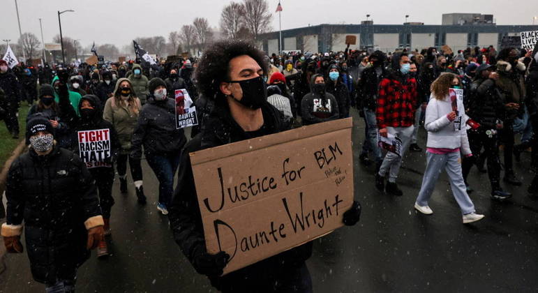 Manifestantes ocupam as ruas após Daunte Wright morrer em uma abordagem policial