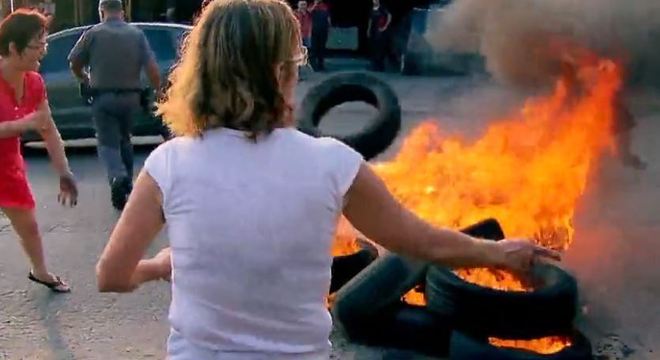 Família de professora mortas nas vésperas do casamento faz protesto