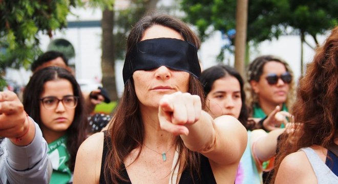 Mulheres de todo o mundo interpretaram a música que diz 'O estuprador é você'