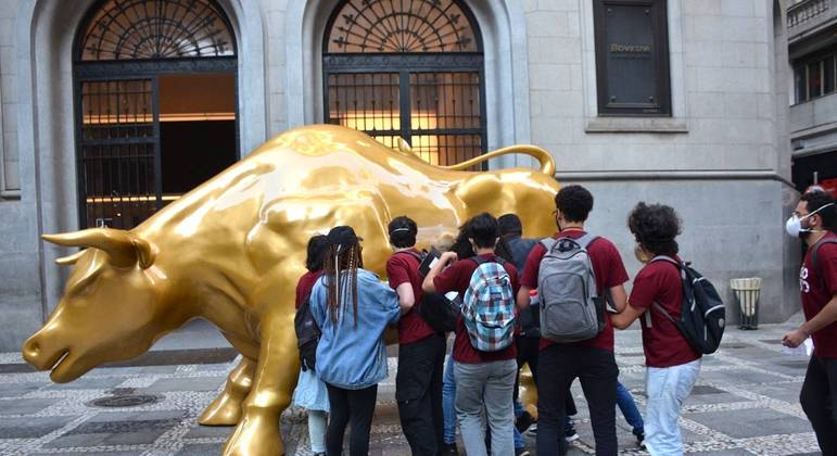 B3 inaugura obra inspirada em “touro de Wall Street“ em frente à sede de SP