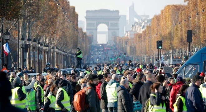 Cartão postal de Paris, avenida Champs-Élysées virou palco de protesto