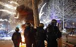 Várias cidades na França viveram nesta terça-feira (21) outra noite de distúrbios, com confrontos entre os manifestantes contra a reforma previdenciária e a polícia