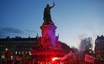 Em Paris, o epicentro do protesto foi a Place de la République, onde centenas de pessoas se reuniram para protestar contra o governo e entraram em confronto com a polícia de choque que veio para dispersar a manifestação