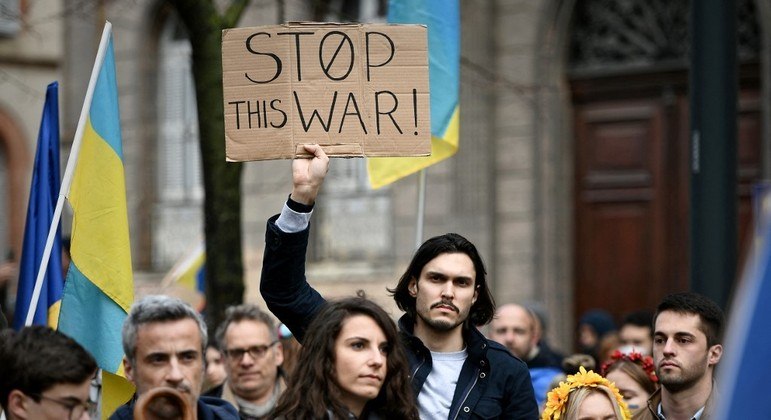 Manifestantes pedem fim da guerra na Ucrânia durante protesto na França