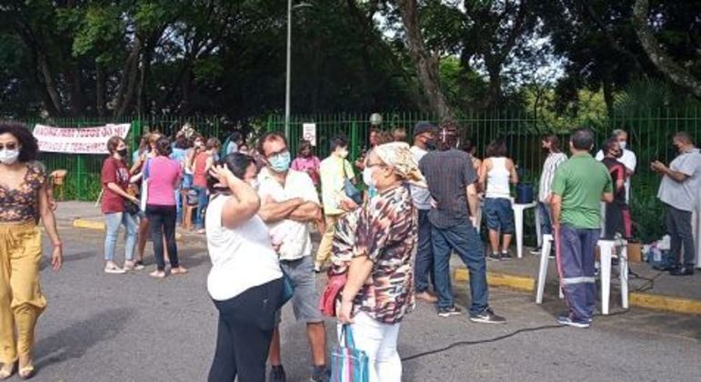 Ato acontece em frente à entrada principal do Hospital Universitário