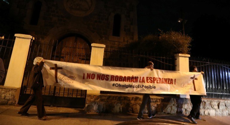Manifestantes protestam contra abusos sexuais na Igreja Católica do Chile