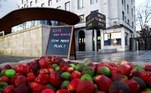 A antes respeitada Polícia Metropolitana de Londres foi alvo de um protesto com 1.071 maçãs podres em frente à sede da New Scotland Yard nesta sexta-feira (20). A quantidade de frutas simboliza o número de policiais acusados de crimes sexuais e violência de gênero