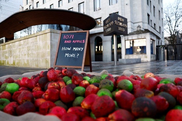 A antes respeitada Polícia Metropolitana de Londres foi alvo de um protesto com 1.071 maçãs podres em frente à sede da New Scotland Yard nesta sexta-feira (20). A quantidade de frutas simboliza o número de policiais acusados de crimes sexuais e violência de gênero