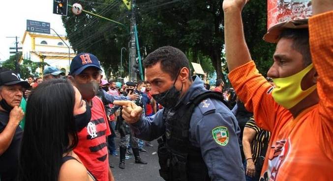 Decreto do governo do AM que proíbe comércio não essencial causa protesto