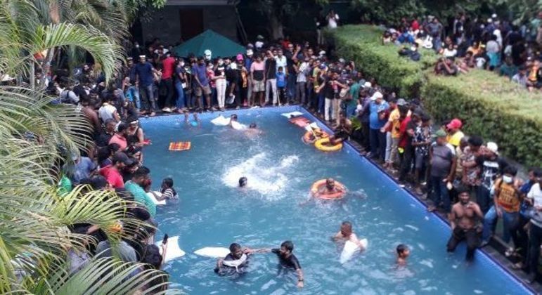 Manifestantes entram na piscina da residência oficial do presidente do Sri Lanka