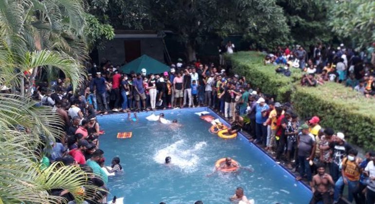 Manifestantes entram na piscina da residência oficial do presidente do Sri Lanka durante protesto