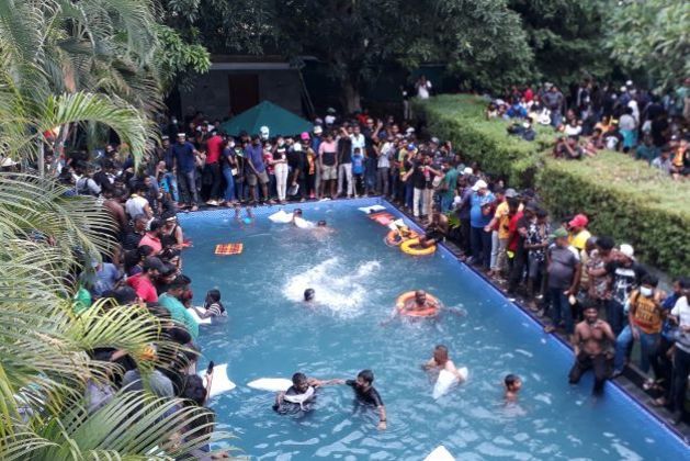 Manifestantes entram na piscina da residência oficial do presidente do Sri Lanka durante protesto