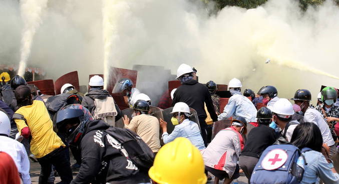 Dois manifestantes morreram em novo dia de protestos em Mianmar
