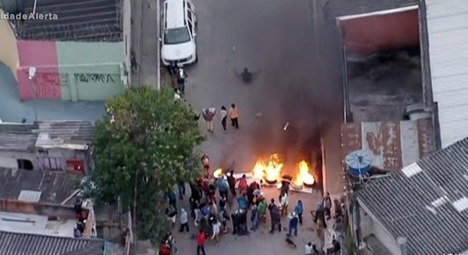 Moradores da região fecham rua na zona sul de São Paulo
