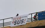 Críticos do governo penduraram faixas a favor do SUS em um dos pontos da rota da motociada de Bolsonaro, próximo ao parque do Ibirapuera