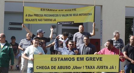 Motoristas em frente ao escritório da Uber, em Campinas (SP)
