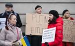 Pessoas participam de um protesto perto da Embaixada da Rússia em Copenhague, na Dinamarca