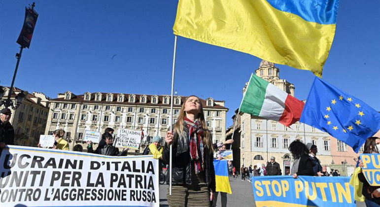 Manifestantes saíram às ruas em Turim, na Itália, pedindo o fim da guerra