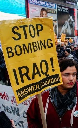 Pessoas protestam em Nova York contra ataques ao Iraque neste sábado