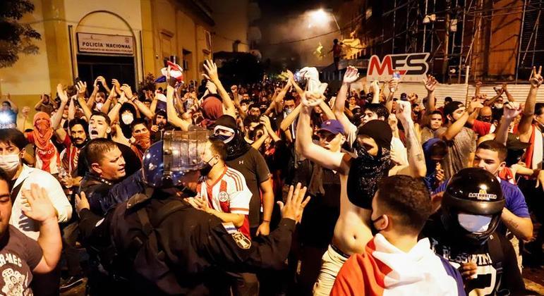 Paraguai registra mais uma noite de protestos contra o governo de Benítez
