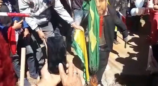 Manifestantes queimam bandeira do Brasil em protesto contra o Paraguai