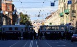 A tropa de choque já estava estacionada na saída da estação de metrô Chistye Prudy, perto da praça do monumento ao escritor e diplomata russo Alexander Griboyedov, designado como ponto de encontro dos manifestantes. Pelo menos uma dúzia de viaturas da polícia estavam estacionadas ao longo da avenida esperando os detidos. 'Neste local foi acionada uma ação não autorizada. Circule', repetiam de tempos em tempos os alto-falantes da polícia