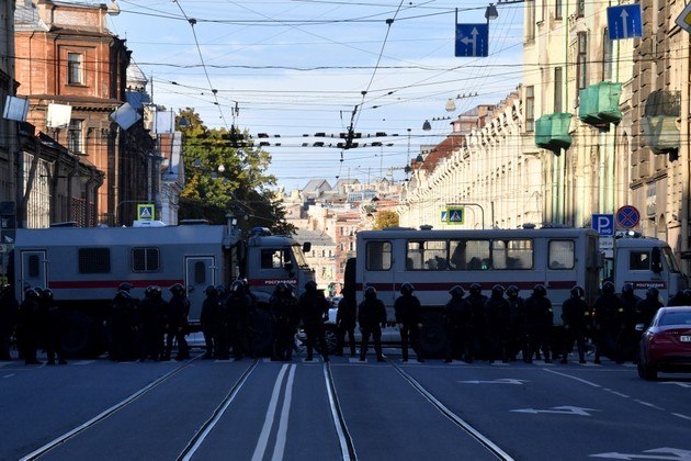 A tropa de choque já estava estacionada na saída da estação de metrô Chistye Prudy, perto da praça do monumento ao escritor e diplomata russo Alexander Griboyedov, designado como ponto de encontro dos manifestantes. Pelo menos uma dúzia de viaturas da polícia estavam estacionadas ao longo da avenida esperando os detidos. 'Neste local foi acionada uma ação não autorizada. Circule', repetiam de tempos em tempos os alto-falantes da polícia