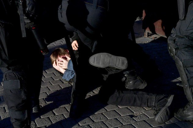 'Mulheres, chega de aturar! Chega de calar! Não queremos que nossos homens morram por causa de jogos políticos. Saiam de preto para as praças!', dizia a convocação publicada nas redes sociais