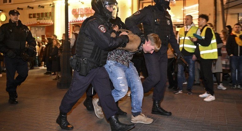 Policiais russos prenderam manifestantes que protestavam contra guerra