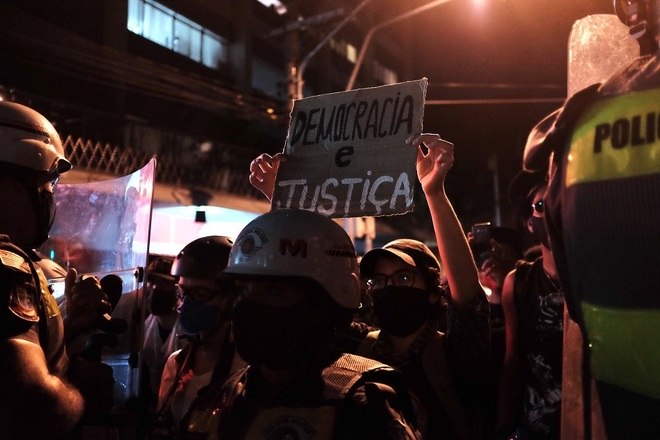 Largo da Batata foi palco de protestos contra Bolsonaro. Manifestantes previam ato na Avenida Paulista,mas decidiram por mudança de local após proibição da Justiça para que protestos antagônicos ocorressem simultaneamente na via