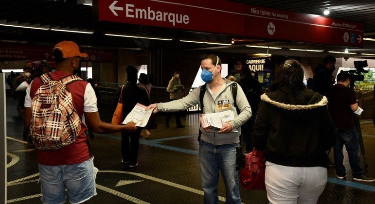 Metroviários protestam para que bilheterias nas estações de São Paulo não fechem