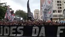 Torcida do Corinthians cobra elenco e protesta contra Duilio: ‘Diretoria omissa’