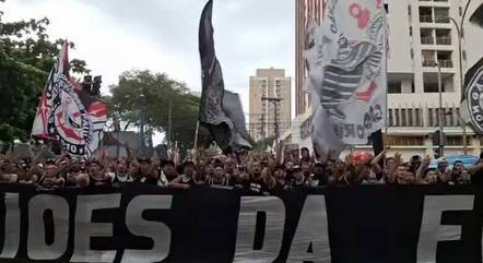 Torcida protesta no Parque São Jorge