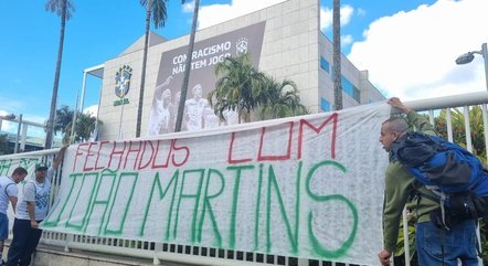 Torcida do Palmeiras protestando na porta da CBF