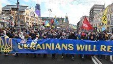 Ucranianos marcham em Kiev e prometem resistir a ataque russo 