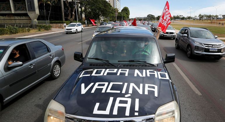 Carreata contra a Copa América no Brasil; manifestantes também pediram vacinas para todos