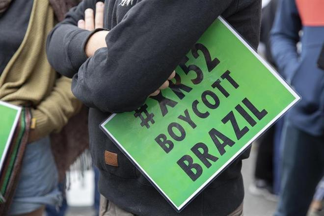 Em Berna, foram distribuÃ­dos cartazes pedindo o 'Boicote ao Brasil', uma campanha que vem crescendo nas redes sociais de todo o mundo