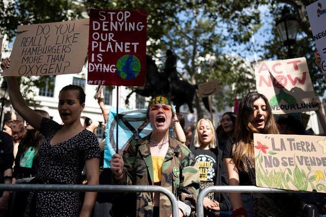 Os manifestantes reunidos na capital britÃ¢nica carregavam cartazes com dizeres como 'Pare de negar, o planeta estÃ¡ morrendo' e 'A Terra nÃ£o se vende'
